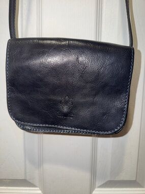 Vera Pelle Navy Blue Leather Crossbody Bag with Adjustable Strap